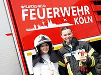 Feuerwehr-Ausrüstung Zwei Mädchen haben einzelne Elemente der Schutzkleidung angezogen