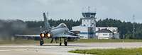 Ein Eurofighter startet mich Nachbrenner von der Ämari Air Base in Estland.