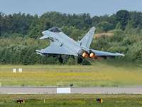 Ein Eurofighter startet von der Ämari Air Base aus mit Nachbrenner 