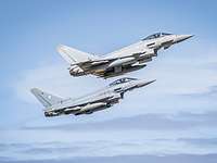 Ein deutscher und britischer Eurofighter starten gemeinsam von der Ämari Air Base aus