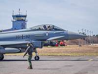 Ein Wart und ein Pilot im Eurofighter winken sich gegenseitig zu