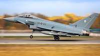 Ein Eurofighter startet bei VAPB mit Nachbrenner und Bewaffnung vor herbstlicher Kulisse