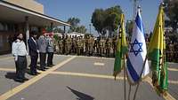 Zwei deutsche Soldaten auf einem Antreteplatz der israelischen Armee