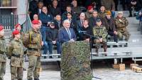 Der Bayerische Staatsminister Joachim Herrmann am Rednerpult, im Hintergrund die Tribüne mit Gästen