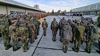 Soldaten marschieren in Gifhorn