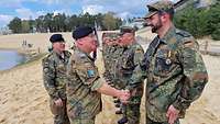 Zwei Soldaten gratulieren den Absolventen