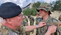 Ein Soldat wird mittels eines Ordens ausgezeichnet. 