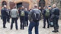 Die Biker bei einer Führung auf Burg Rabenstein