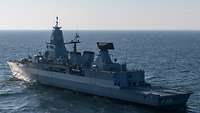 Ein Schiff vom Typ Fregatte „Sachsen“ durchquert das Meer an einem sonnigen Tag