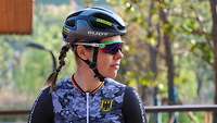 Frau mit Fahrradhelm