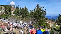 Militärpfarrer, und Soldatinnen und Soldaten beim Gottesdienst auf dem Arber