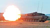 Ein Panzer im Schuss. An der Kanonenmündung entsteht ein gewaltiger Feuerball.