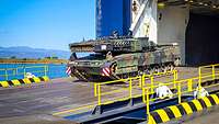 Ein Panzer fährt aus dem Deck einer Fähre aus.
