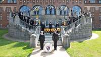 Musikanten in Uniform stehen gestaffelt auf einer Truppe