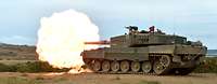 Ein norwegischer Panzer bei der Schussabgabe. An der Kanonenmündung entsteht ein Feuerball.