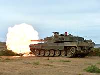 Ein norwegischer Panzer bei der Schussabgabe. An der Kanonenmündung entsteht ein Feuerball.