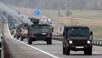 Bundeswehrfahrzeuge auf der Autobahn