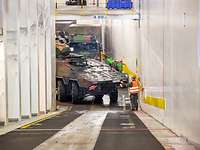 Ein GTK Boxer fährt um eine Ecke auf eine Rampe.