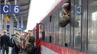 Soldaten bei der Ankunft des Sonderzuges auf dem Bahnsteig
