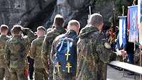 Soldaten beim Gottesdienst an der Grotte