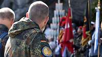 Soldaten beim Gottesdienst an der Grotte