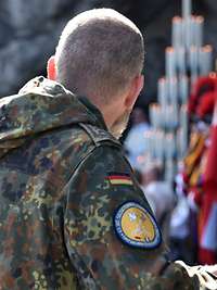 Soldaten beim Gottesdienst an der Grotte