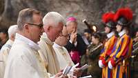 Militärgeneralvikar Reinhold Bartmann und zwei Angehörige der Schweizer Garde beim Gottesdienst