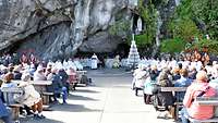 Heilige Messe an der Grotte 