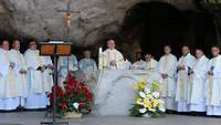 Militärgeneralvikar Bartmann und die Mitzelebranten am Altar
