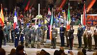 Soldaten und Fahnenabordnungen bei der Eröffnungsfeier in der Basilika Pius X.