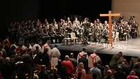 Marinemusikkorps aus Wilhelmshaven vor einem Kreuz