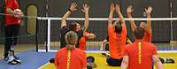Sitzvollleyball im Trainingslager für die Invictus Games 2023 Mehrere Sportler spielen Sitzvolleyball.
