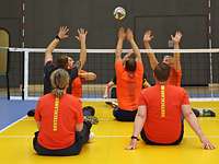Sitzvollleyball im Trainingslager für die Invictus Games 2023 Mehrere Sportler spielen Sitzvolleyball.