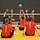 Mehrere Sportler spielen Sitzvolleyball.