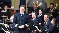 Der Dirigent des Marinemusikkorps aus Wilhelmshaven