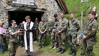 Militärdekan Walocha bei einer Andacht mit Soldaten vor dem Stall der Bernadette