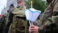 Soldat mit einer Kerze bei der Lichterprozession