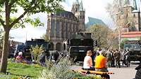 Großgerät der Bundeswehr, Menschen und ein Maibaum vor dem Erfurter Dom
