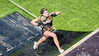Bundeswehr Olympix 2023 Eine junge Frau rennt eine Schrägwand empor.