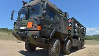 Ein großer Lkw mit vier Achsen und einem Tank