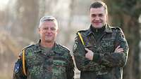 Oberstabsfeldwebel Horst K. und Oberstabsfeldwebel Martin M. Die zwei Kompaniefeldwebel, Oberstabsfeldwebel Horst K. und Oberstabsfeldwebel Martin M., stehen in Uniform nebeneinander.