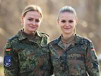 Oberfeldwebel Emilia K. und Stabsunteroffizier Julia M. Die beiden Freundinnen, Oberfeldwebel Emilia K. und Stabsunteroffizier Julia M., stehen nebeneinander in Uniform.