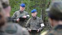 Zwei Soldaten mit Klembrettern