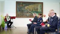 Ein Akkordeonspieler begleitet den Gottesdienst musikalisch