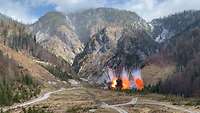 Kontrollierte Sprengung einer 120-Kilo-Bombe im alpinen Gelände.