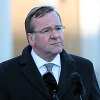 Minister Boris Pistorius steht hinter einem Rednerpult.