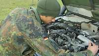 Hauptfeldwebel Rico G. beim Kontrollieren der Betriebsstoffe
