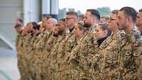 Soldatinnen und Soldaten stehen angetreten in Formation
