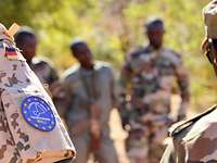 Bei EUTM berät die Bundeswehr die malischen Streitkräfte Mehrere Soldaten stehen beieinander