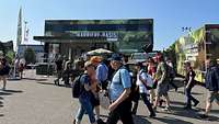 Besucherinnen und Besucher tummeln sich vor dem Karrieretruck der Bundeswehr. 